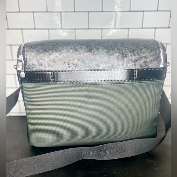 Authentic Louis Vuitton Taimyr Green & Black Tiaga Leather Crossbody Messenger - Picture 5 of 14